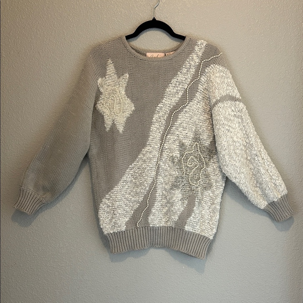 Vintage Women Gray and White Knit Sweater size M 90s vibe Pearl and star Detail